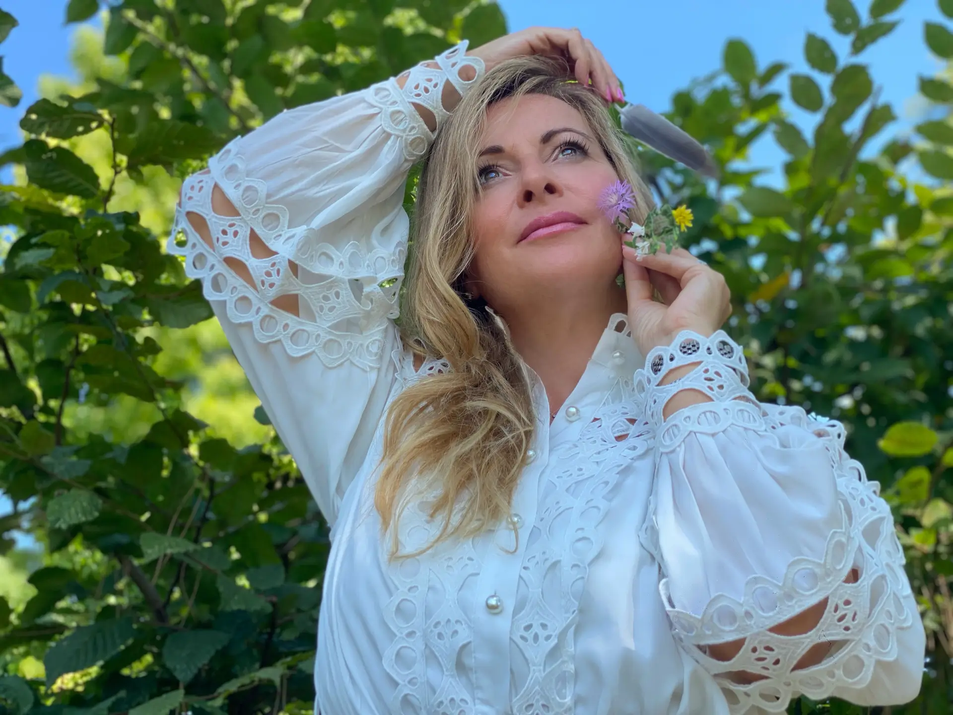 Michela Crivellaro all'aperto, fra le foglie