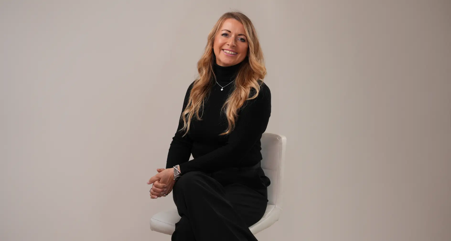 Michela Crivellaro seduta, sorridente